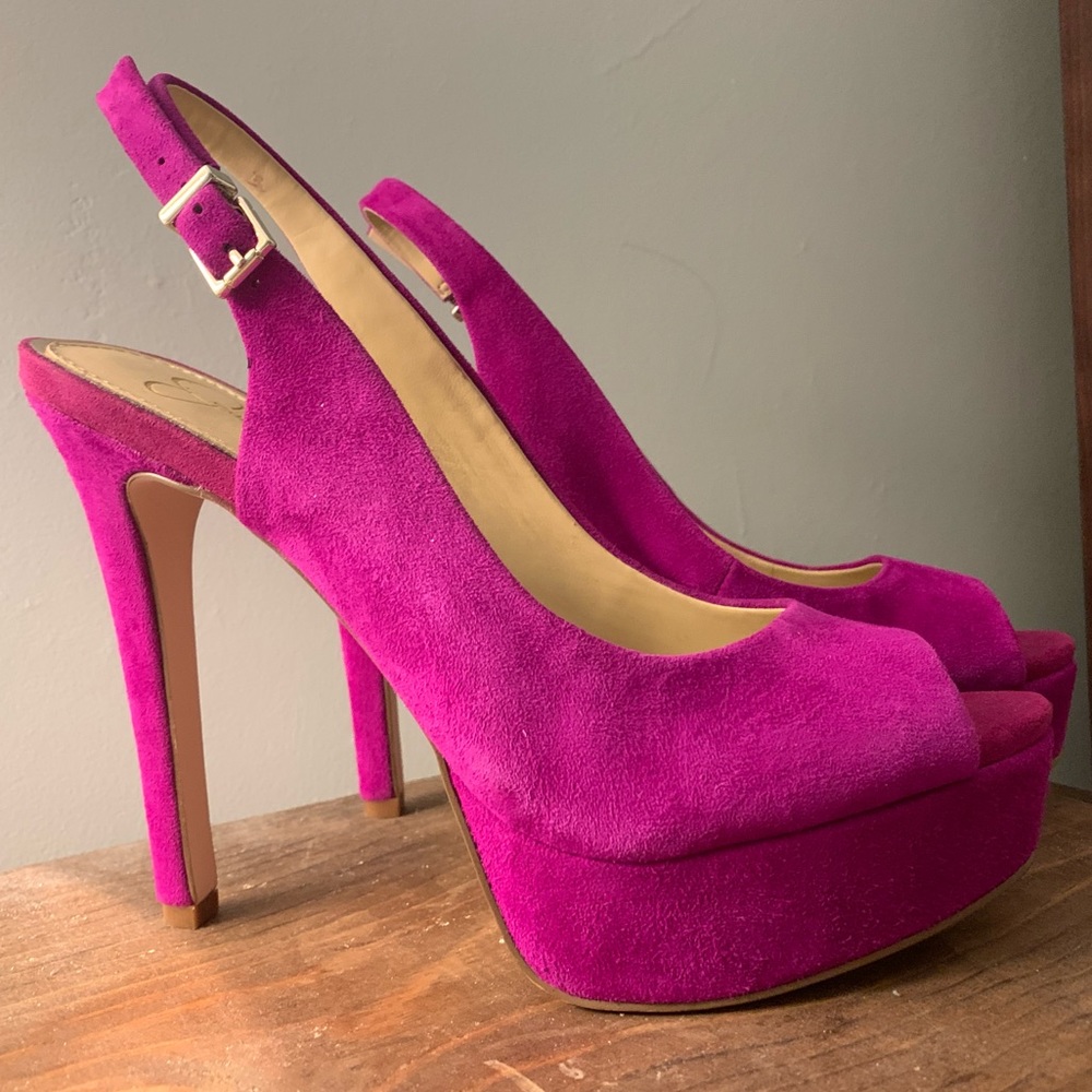 Magenta suede platform pumps